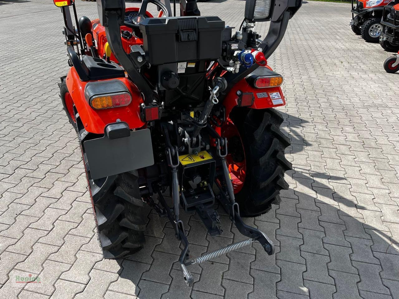 Kubota EK1-261 - Kommunális traktor: 4 kép. Kubota EK1-261 - Kommunális traktor: 4 kép.