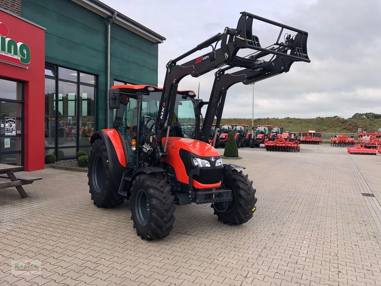 Kubota M4073 Cab - Traktor: 2 kép. Kubota M4073 Cab - Traktor: 2 kép.