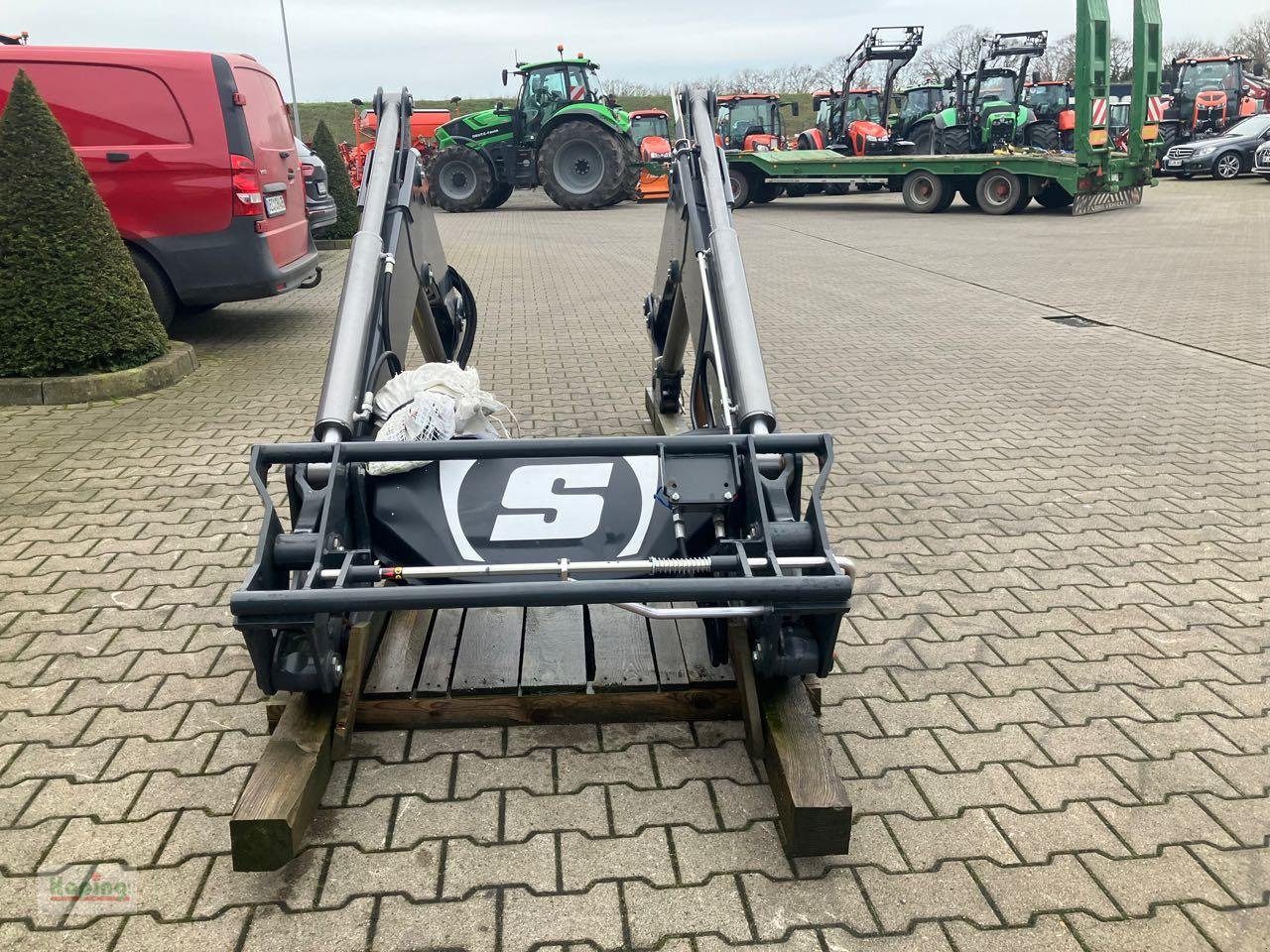 Stoll FZ 41-25 - Homlokrakodó traktorhoz: 4 kép. Stoll FZ 41-25 - Homlokrakodó traktorhoz: 4 kép.