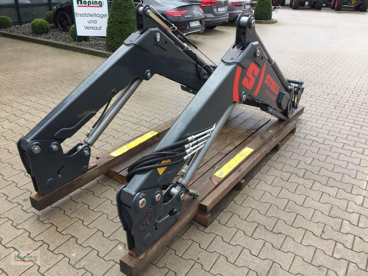 Stoll FZ41-25 - Homlokrakodó traktorhoz: 2 kép. Stoll FZ41-25 - Homlokrakodó traktorhoz: 2 kép.