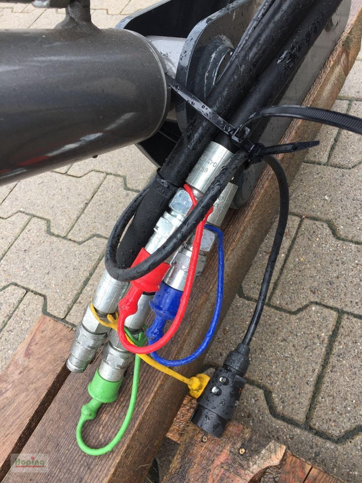 Stoll FZ41-25 - Homlokrakodó traktorhoz: 4 kép. Stoll FZ41-25 - Homlokrakodó traktorhoz: 4 kép.