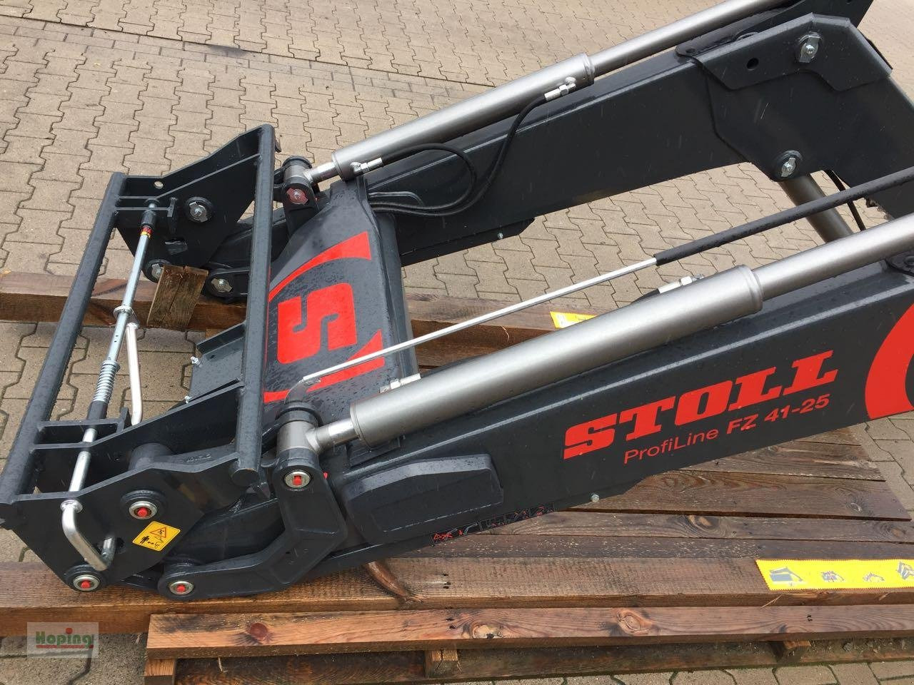 Stoll FZ41-25 - Homlokrakodó traktorhoz: 5 kép. Stoll FZ41-25 - Homlokrakodó traktorhoz: 5 kép.