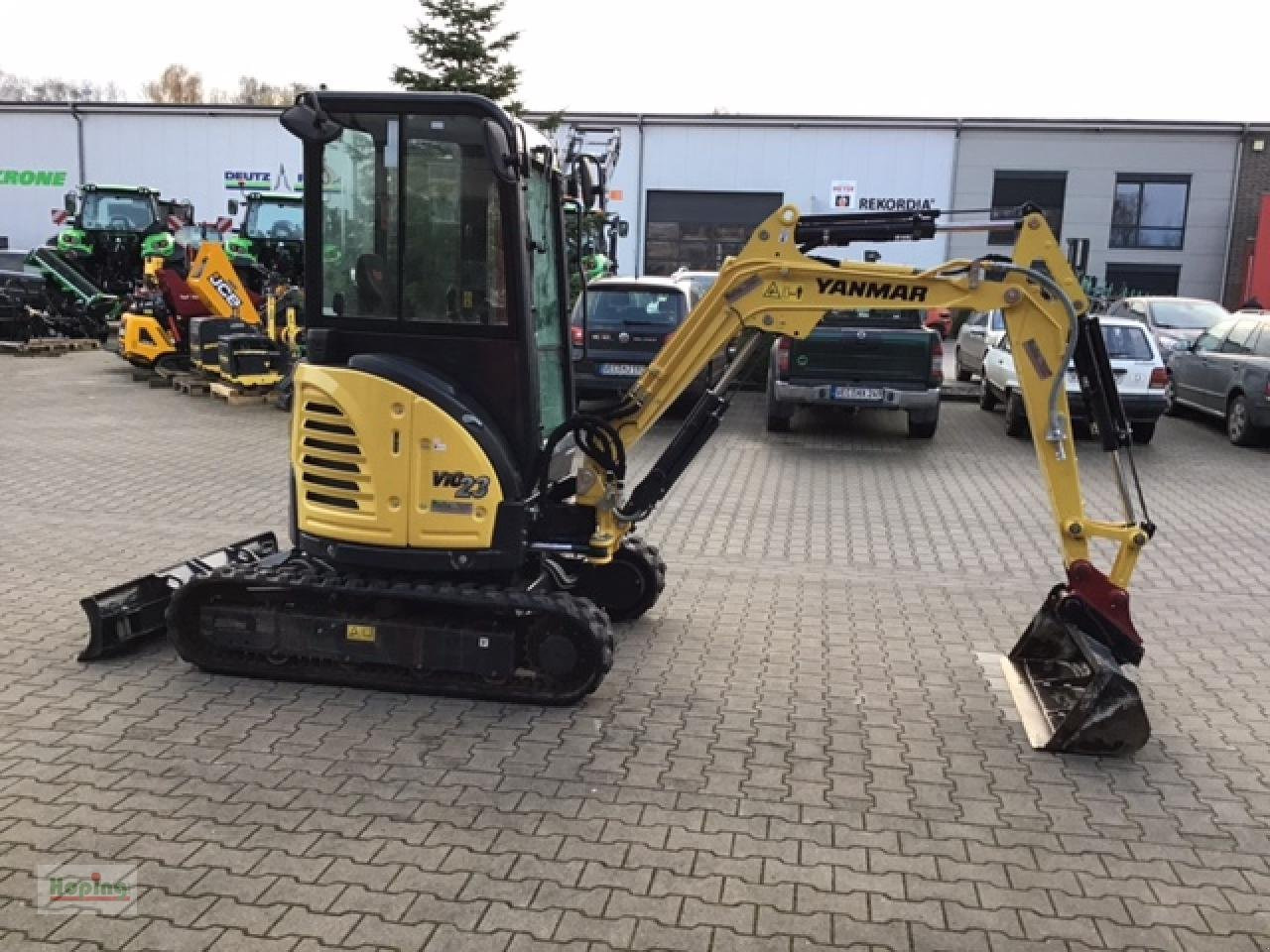 Yanmar VIO23-6 - Minikotró: 3 kép. Yanmar VIO23-6 - Minikotró: 3 kép.