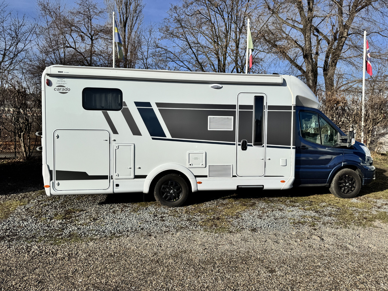 CARADO T447 pro+ , AC DOMETIC , camera, awning, radio, ALU, LPG, spare tire - Félintegrált lakóautó: 4 kép. CARADO T447 pro+ , AC DOMETIC , camera, awning, radio, ALU, LPG, spare tire - Félintegrált lakóautó: 4 kép.