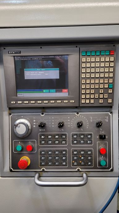 Tornio a controllo numerico Chiah Chyun-Müller KBS-2532M - Fémeszterga: 5 kép. Tornio a controllo numerico Chiah Chyun-Müller KBS-2532M - Fémeszterga: 5 kép.