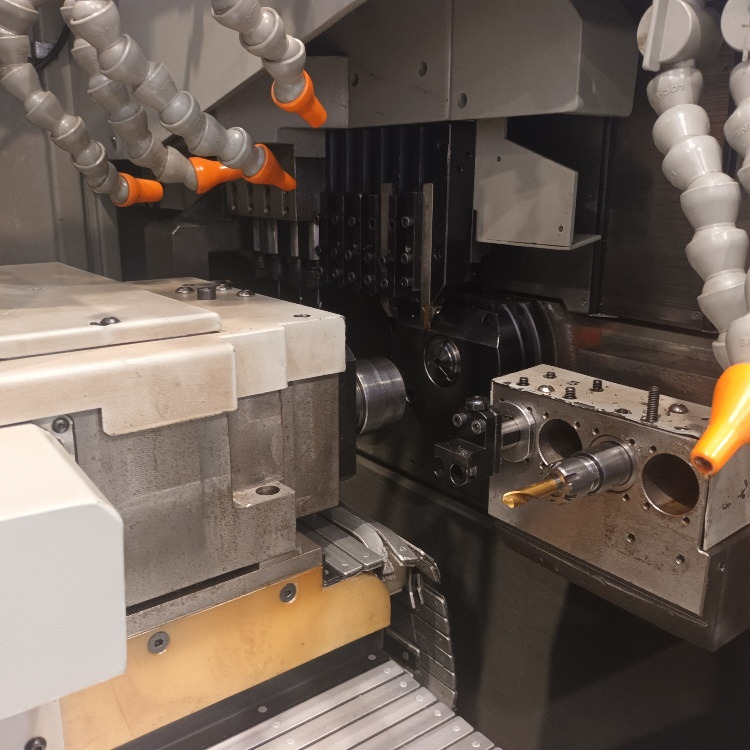 Tornio a fantina mobile a 5 assi Cnc Hanwha XD-20H - Fémeszterga: 2 kép. Tornio a fantina mobile a 5 assi Cnc Hanwha XD-20H - Fémeszterga: 2 kép.