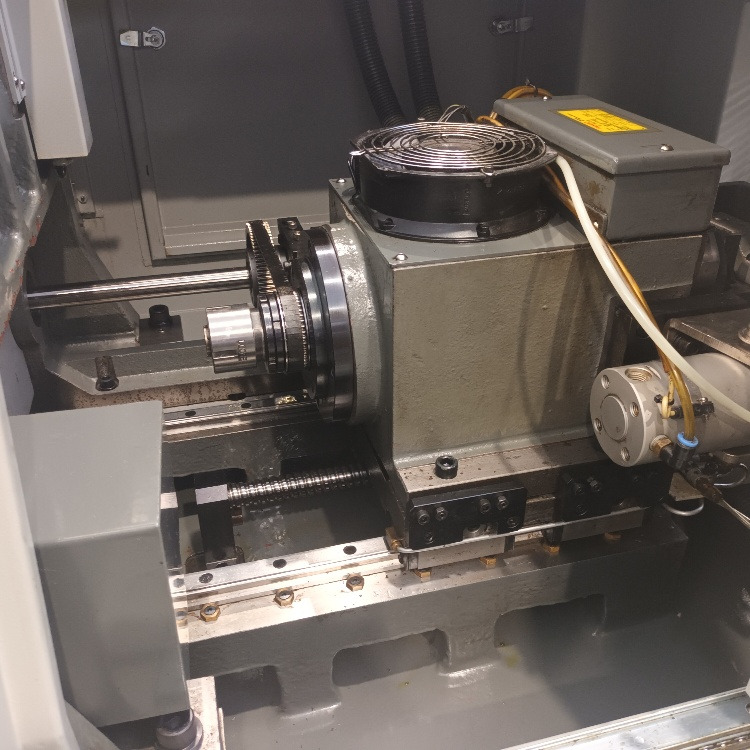 Tornio a fantina mobile a 5 assi Cnc Hanwha XD-20H - Fémeszterga: 4 kép. Tornio a fantina mobile a 5 assi Cnc Hanwha XD-20H - Fémeszterga: 4 kép.