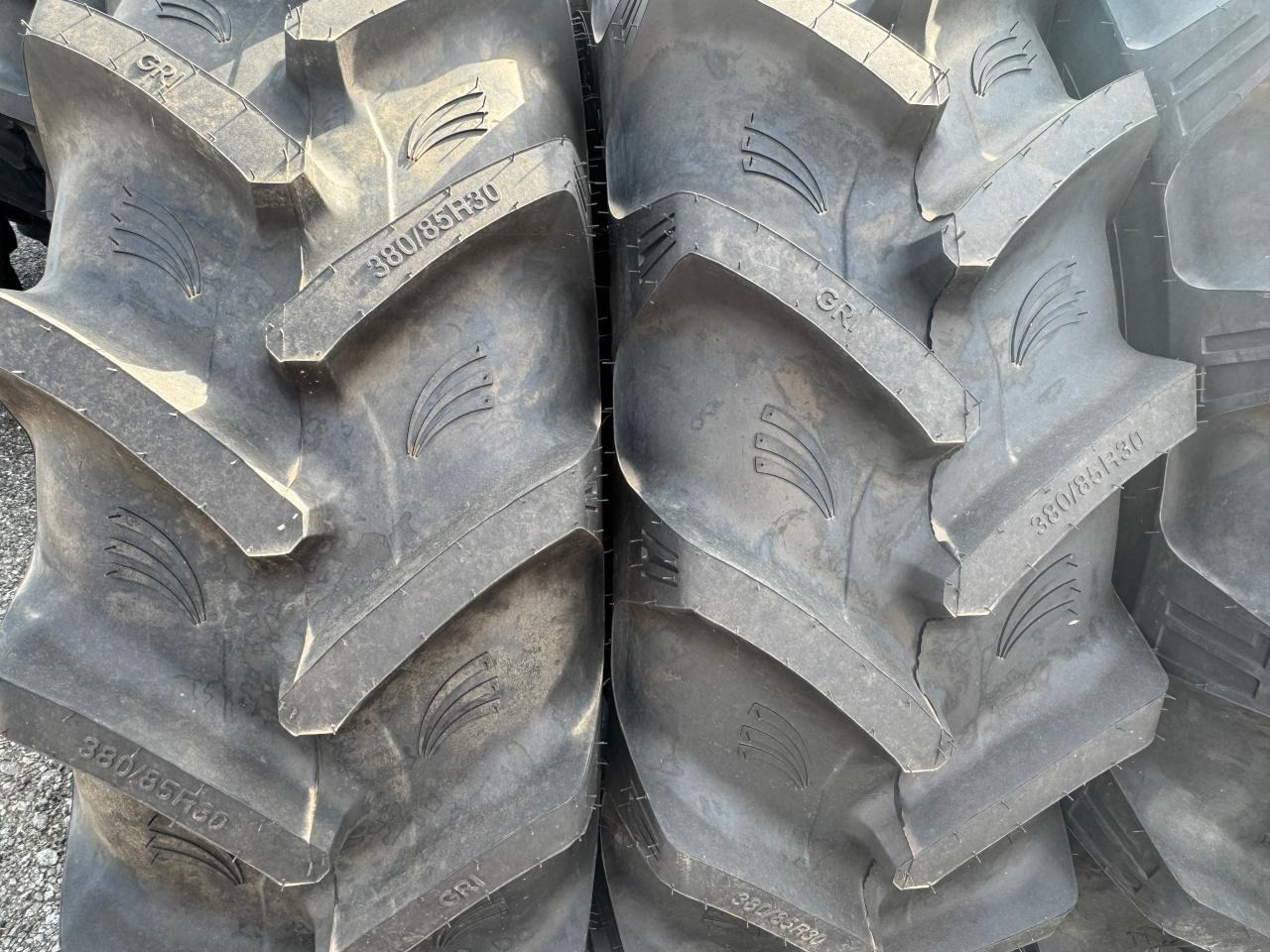 380/85R30 *GRI* - Gumiabroncs: 3 kép. 380/85R30 *GRI* - Gumiabroncs: 3 kép.