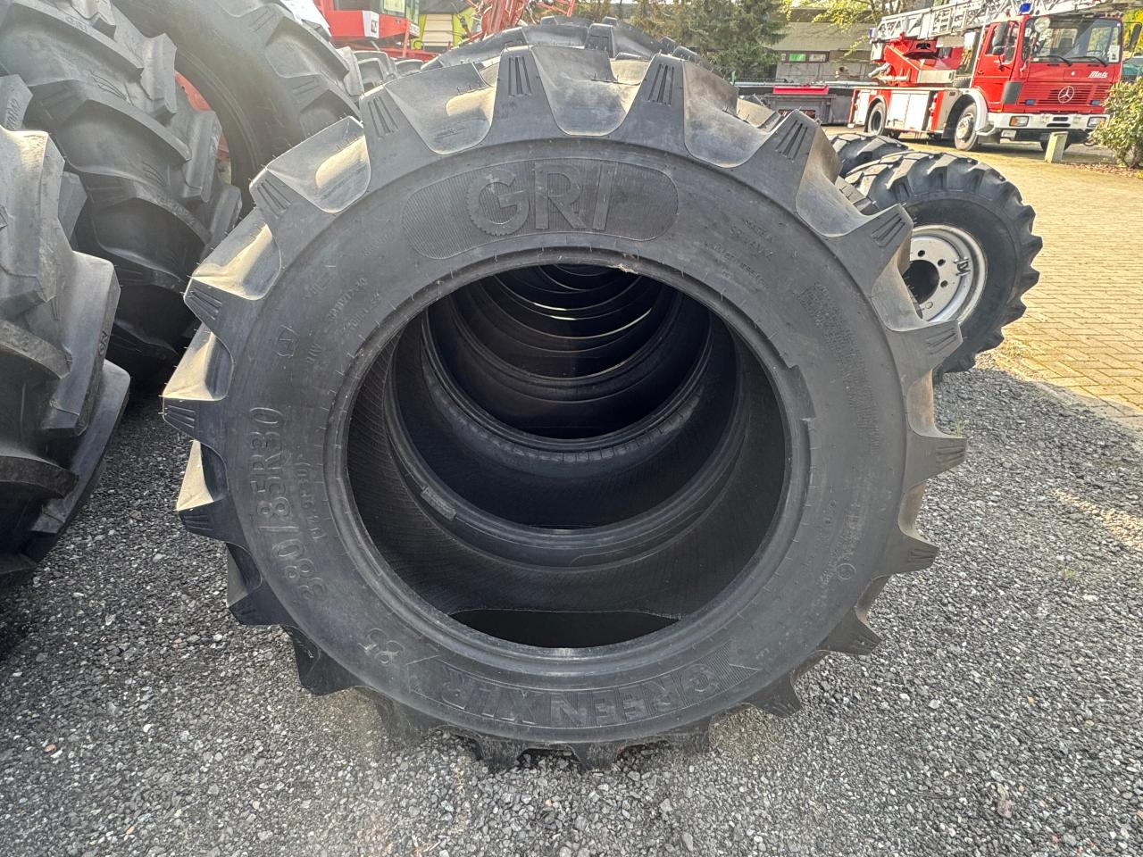 380/85R30 *GRI* - Gumiabroncs: 1 kép. 380/85R30 *GRI* - Gumiabroncs: 1 kép.