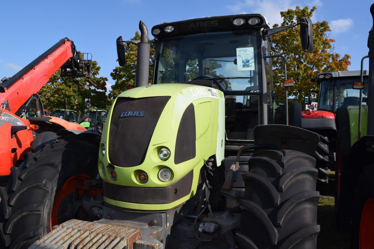 CLAAS Ares 697 ATZ - Traktor: 2 kép. CLAAS Ares 697 ATZ - Traktor: 2 kép.