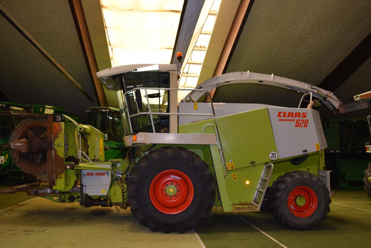 CLAAS Jaguar 820 - Önjáró szecskázógép: 2 kép. CLAAS Jaguar 820 - Önjáró szecskázógép: 2 kép.