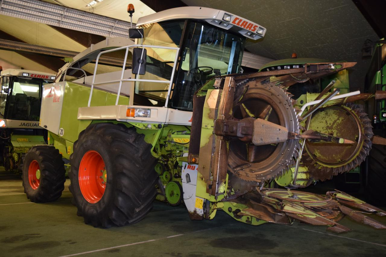 CLAAS Jaguar 820 - Önjáró szecskázógép: 1 kép. CLAAS Jaguar 820 - Önjáró szecskázógép: 1 kép.