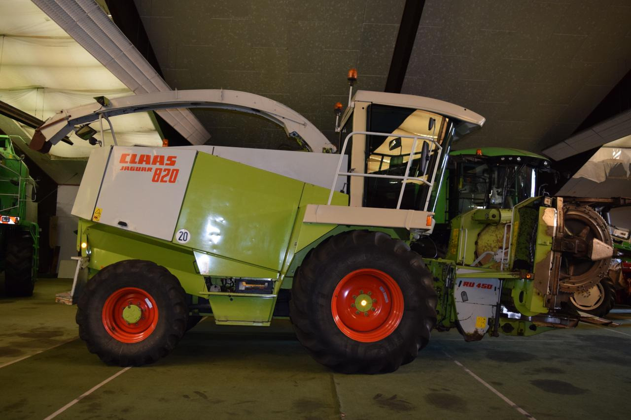 CLAAS Jaguar 820 - Önjáró szecskázógép: 3 kép. CLAAS Jaguar 820 - Önjáró szecskázógép: 3 kép.