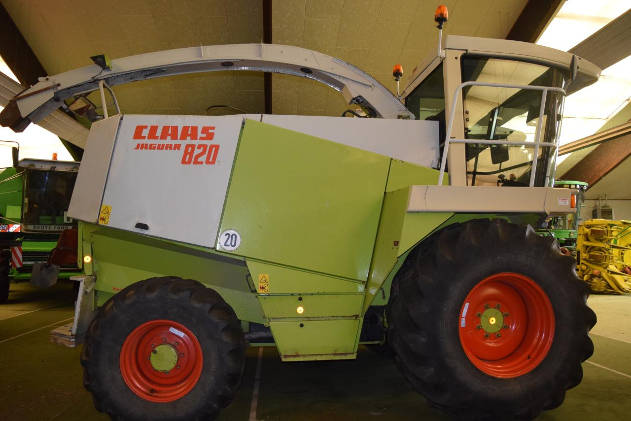 CLAAS Jaguar 820 - Önjáró szecskázógép: 1 kép. CLAAS Jaguar 820 - Önjáró szecskázógép: 1 kép.