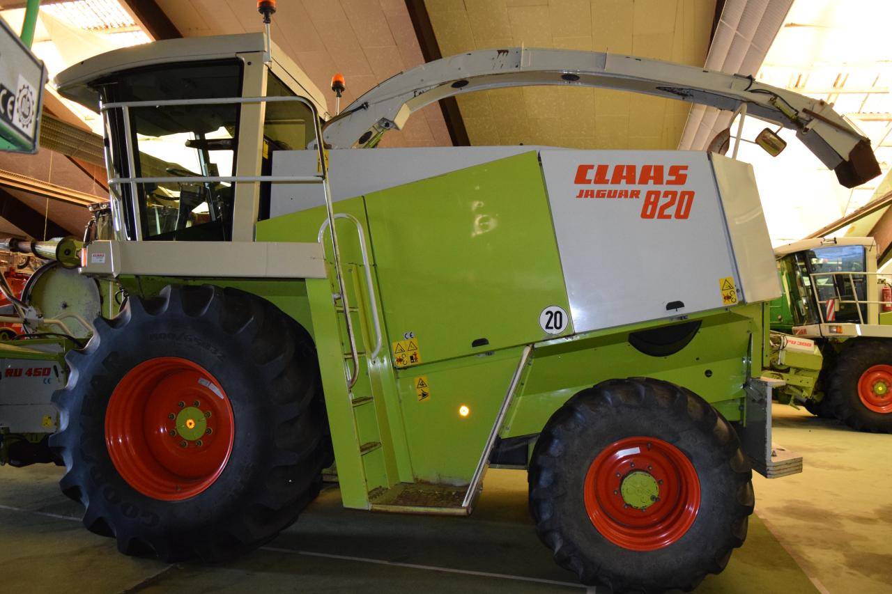 CLAAS Jaguar 820 - Önjáró szecskázógép: 2 kép. CLAAS Jaguar 820 - Önjáró szecskázógép: 2 kép.