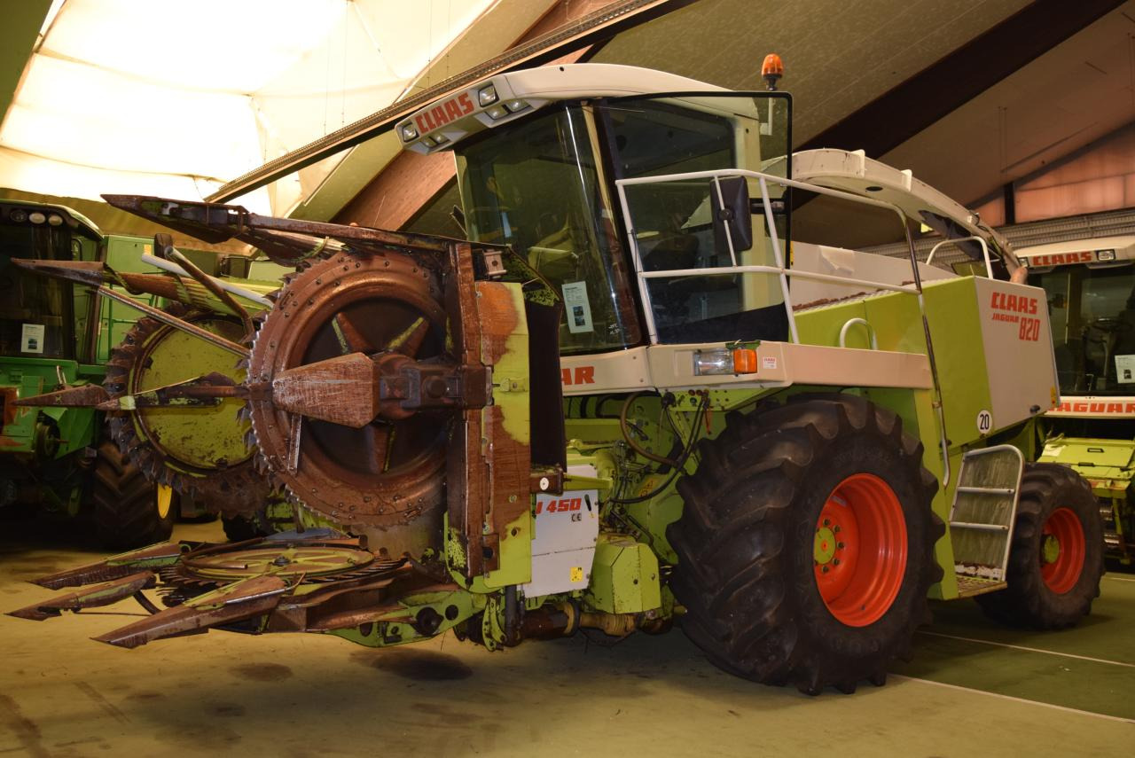 CLAAS Jaguar 820 - Önjáró szecskázógép: 1 kép. CLAAS Jaguar 820 - Önjáró szecskázógép: 1 kép.