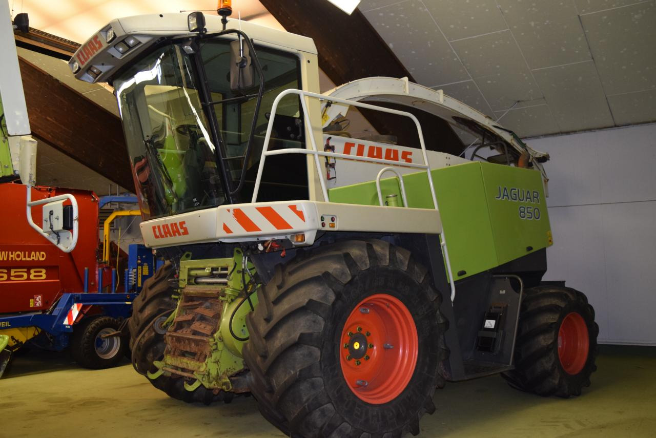 CLAAS Jaguar 850 - Önjáró szecskázógép: 2 kép. CLAAS Jaguar 850 - Önjáró szecskázógép: 2 kép.