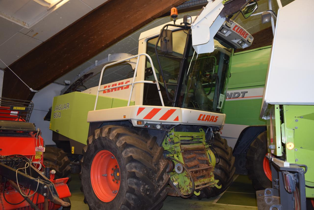 CLAAS Jaguar 850 - Önjáró szecskázógép: 3 kép. CLAAS Jaguar 850 - Önjáró szecskázógép: 3 kép.