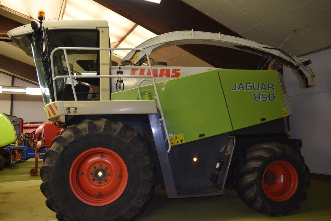 CLAAS Jaguar 850 - Önjáró szecskázógép: 1 kép. CLAAS Jaguar 850 - Önjáró szecskázógép: 1 kép.