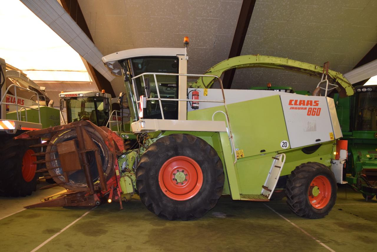 CLAAS Jaguar 860 - Önjáró szecskázógép: 1 kép. CLAAS Jaguar 860 - Önjáró szecskázógép: 1 kép.