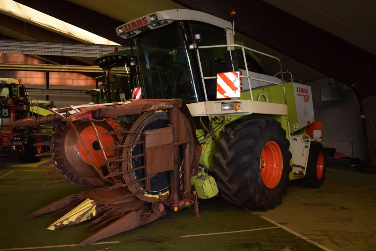 CLAAS Jaguar 860 - Önjáró szecskázógép: 2 kép. CLAAS Jaguar 860 - Önjáró szecskázógép: 2 kép.