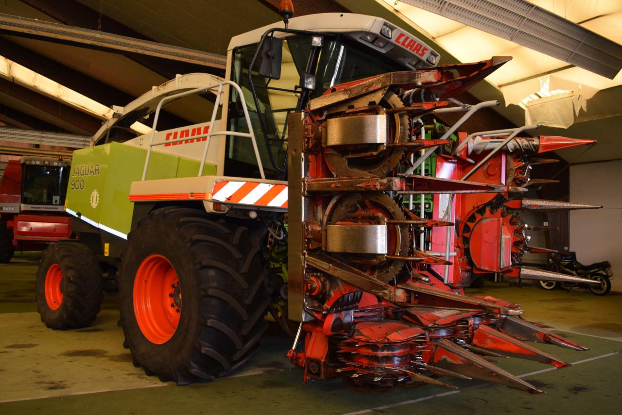 CLAAS Jaguar 900 - Önjáró szecskázógép: 1 kép. CLAAS Jaguar 900 - Önjáró szecskázógép: 1 kép.