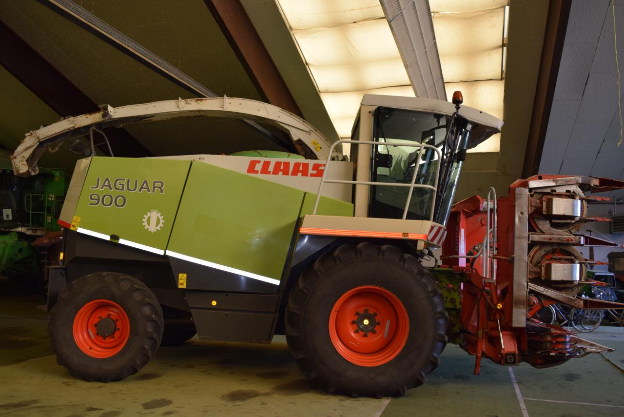 CLAAS Jaguar 900 - Önjáró szecskázógép: 2 kép. CLAAS Jaguar 900 - Önjáró szecskázógép: 2 kép.