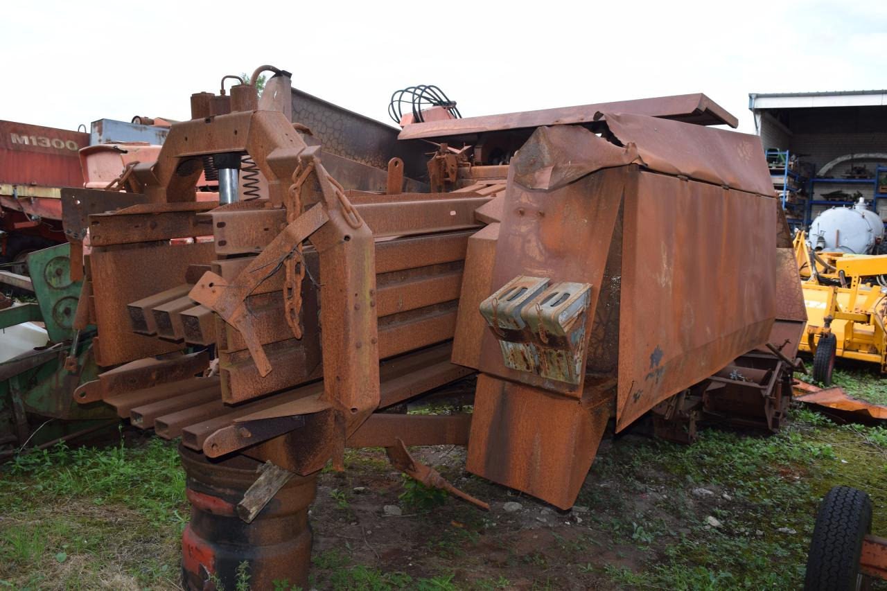CLAAS Quadrant 1100 *zur Teilevertwertung* - Kocka bálázó: 3 kép. CLAAS Quadrant 1100 *zur Teilevertwertung* - Kocka bálázó: 3 kép.