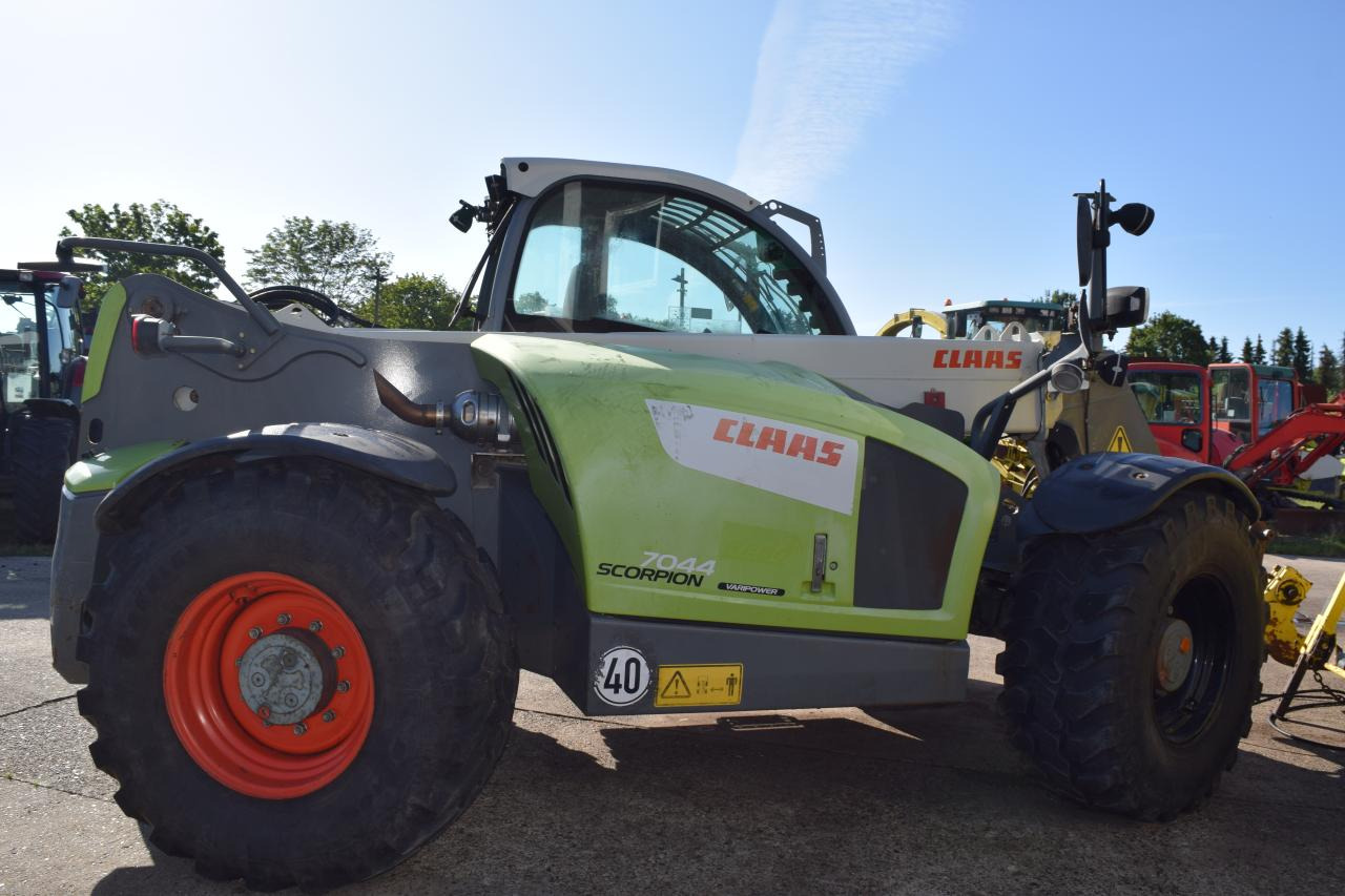 CLAAS SCORPION 7044 - Teleszkópos rakodó: 3 kép. CLAAS SCORPION 7044 - Teleszkópos rakodó: 3 kép.