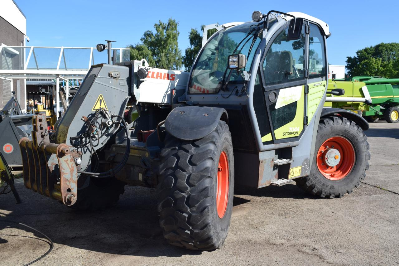 CLAAS SCORPION 7044 - Teleszkópos rakodó: 1 kép. CLAAS SCORPION 7044 - Teleszkópos rakodó: 1 kép.