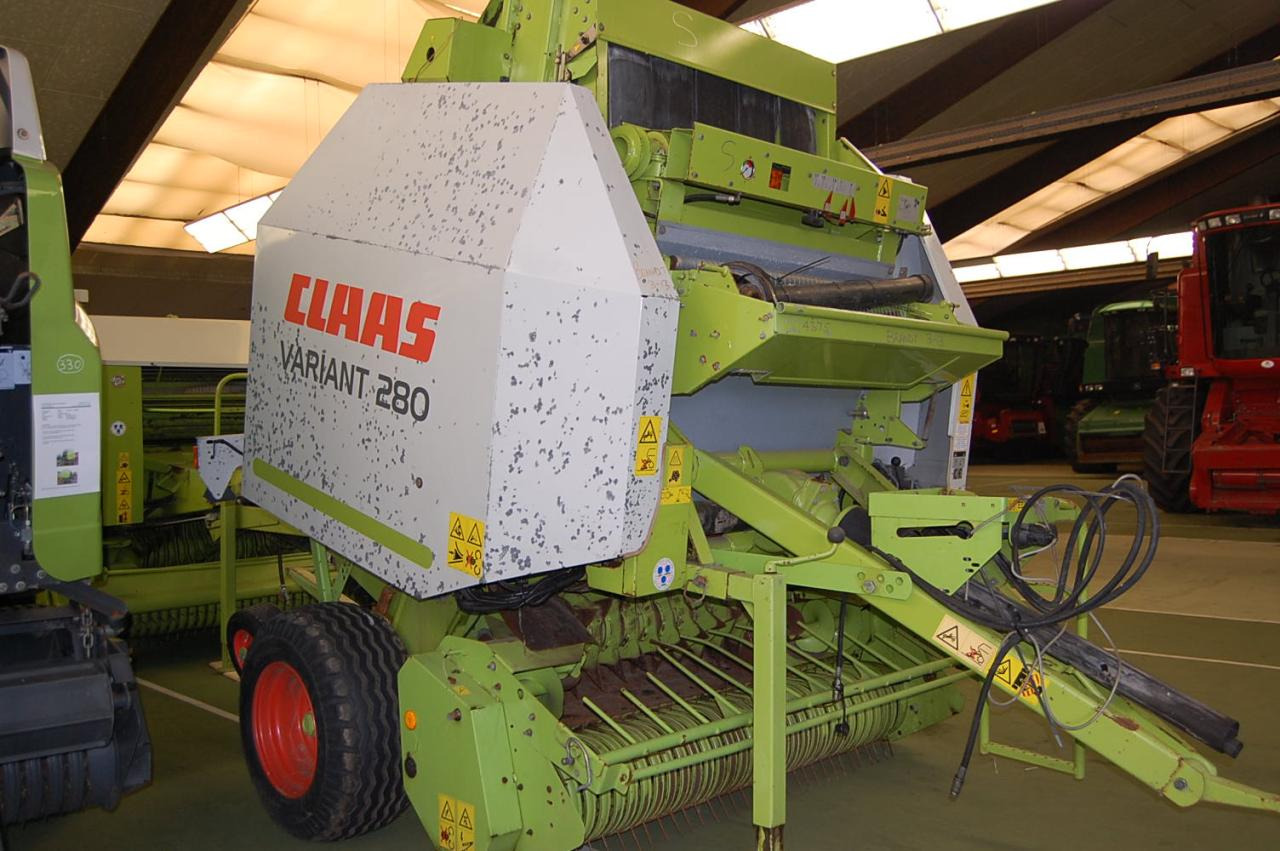 CLAAS Variant 280 - Bálázó: 2 kép. CLAAS Variant 280 - Bálázó: 2 kép.