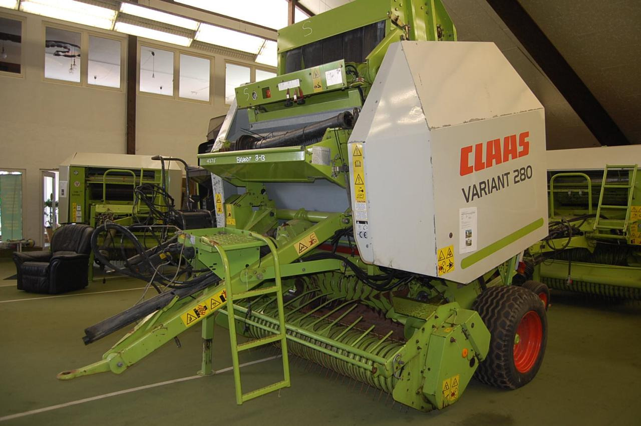 CLAAS Variant 280 - Bálázó: 1 kép. CLAAS Variant 280 - Bálázó: 1 kép.