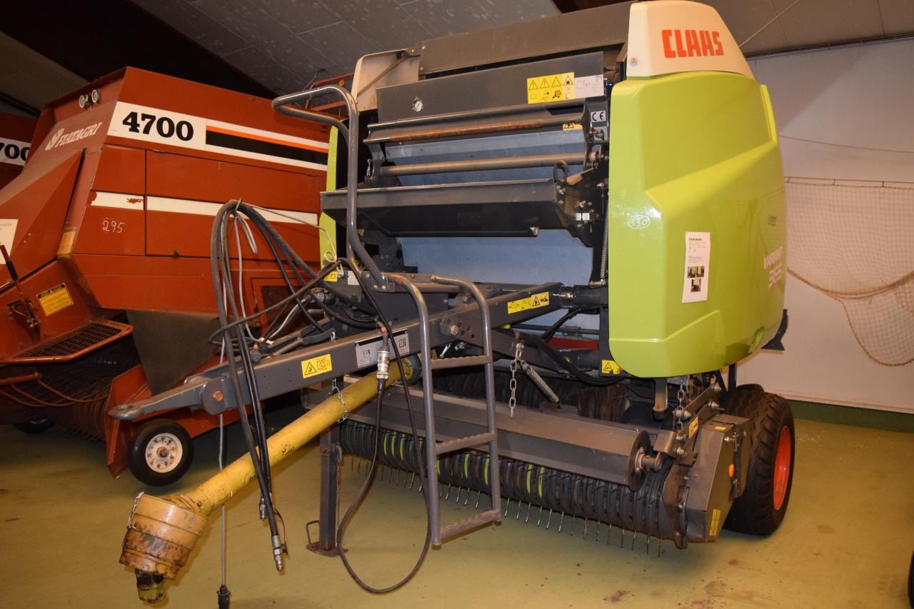 CLAAS Variant 365 RC - Bálázó: 3 kép. CLAAS Variant 365 RC - Bálázó: 3 kép.