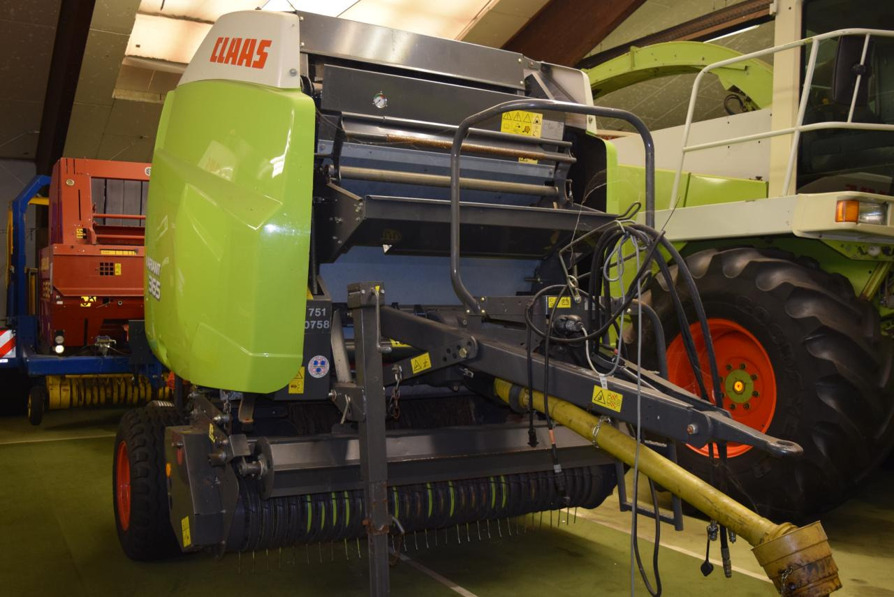 CLAAS Variant 365 RotoCut - Bálázó: 2 kép. CLAAS Variant 365 RotoCut - Bálázó: 2 kép.