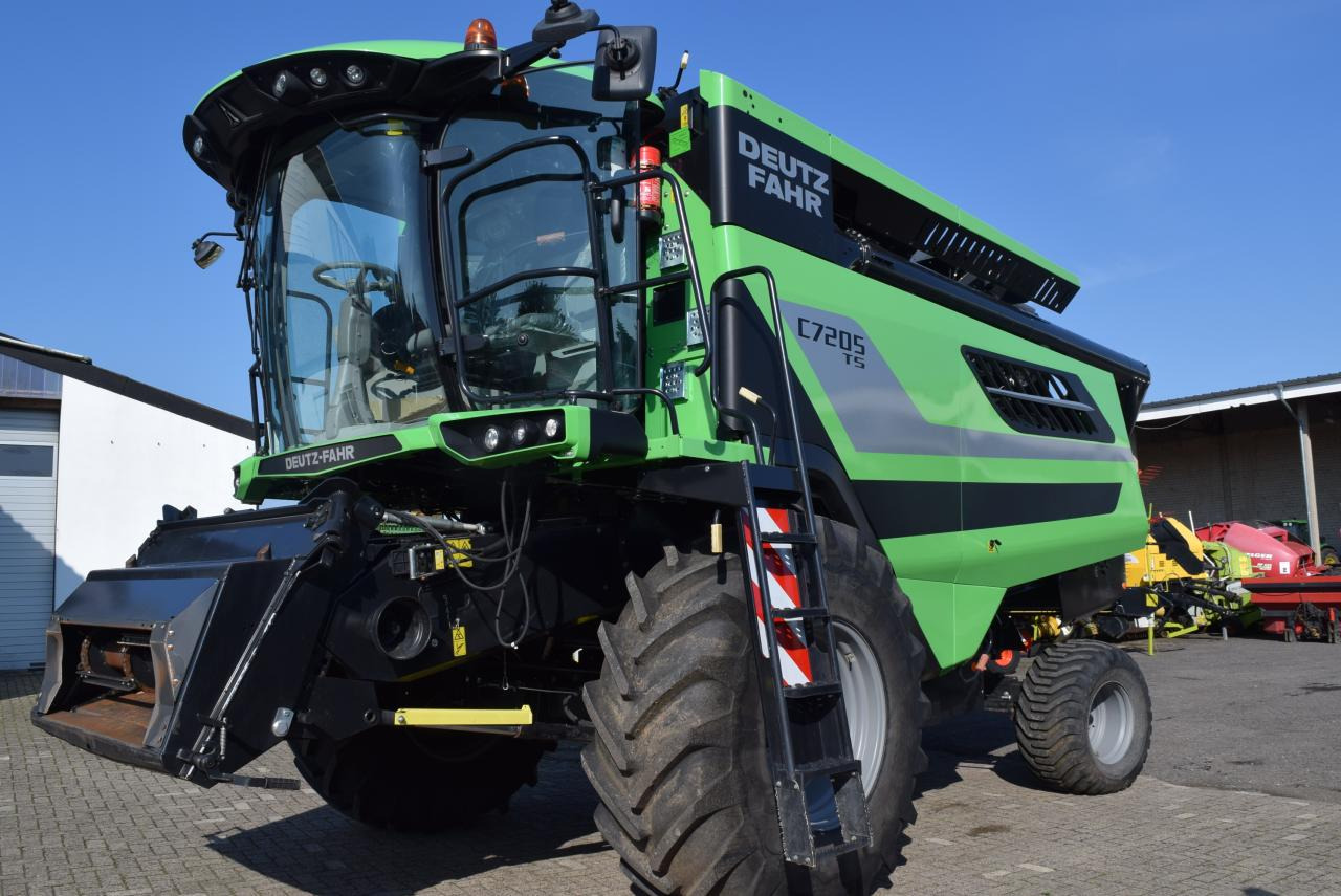 Deutz-Fahr C 7205 TS - Kombájn: 1 kép. Deutz-Fahr C 7205 TS - Kombájn: 1 kép.