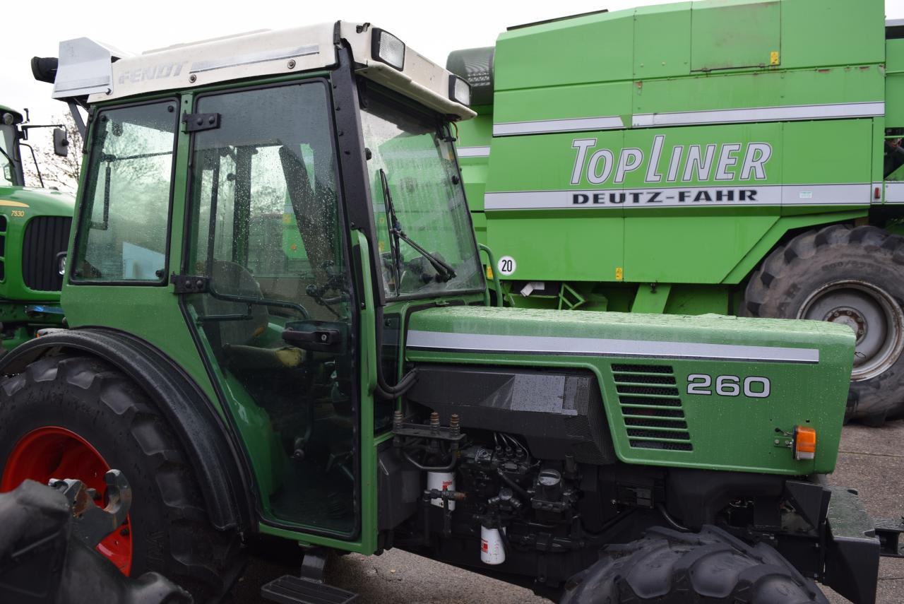Fendt 260 V - Ültetvény traktor: 4 kép. Fendt 260 V - Ültetvény traktor: 4 kép.