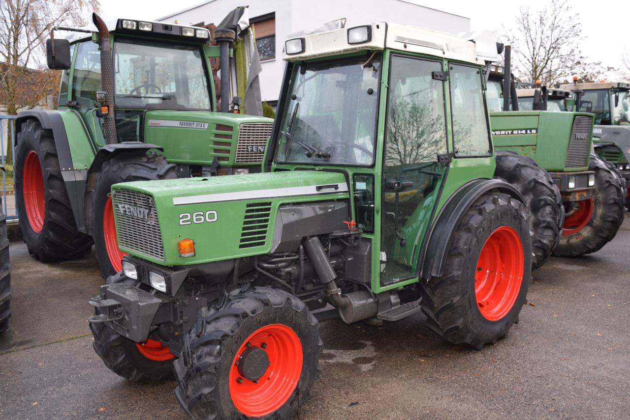 Fendt 260 V - Ültetvény traktor: 1 kép. Fendt 260 V - Ültetvény traktor: 1 kép.