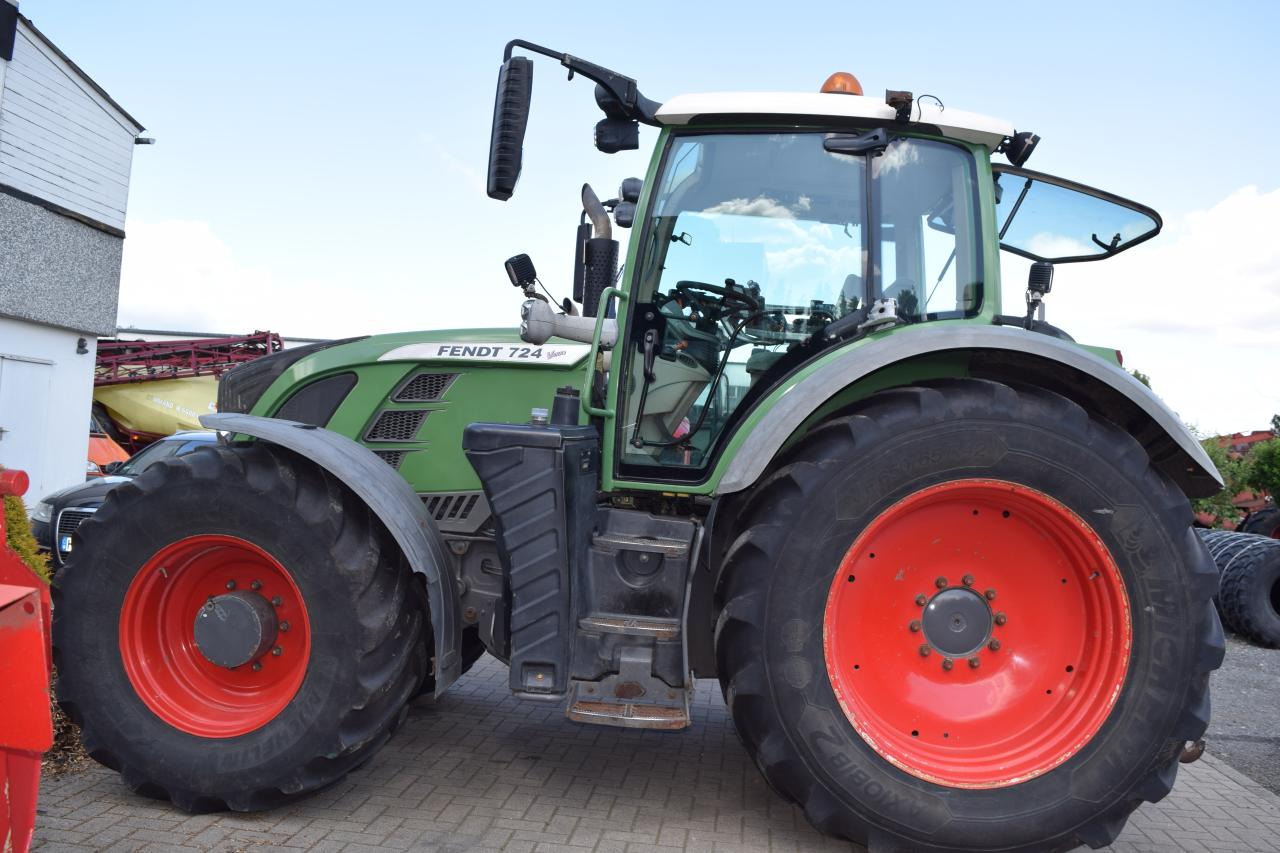 Fendt 724 Vario TMS SCR ProfiPlus - Traktor: 3 kép. Fendt 724 Vario TMS SCR ProfiPlus - Traktor: 3 kép.