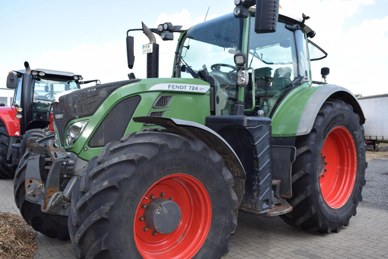 Fendt 724 Vario TMS SCR ProfiPlus - Traktor: 2 kép. Fendt 724 Vario TMS SCR ProfiPlus - Traktor: 2 kép.