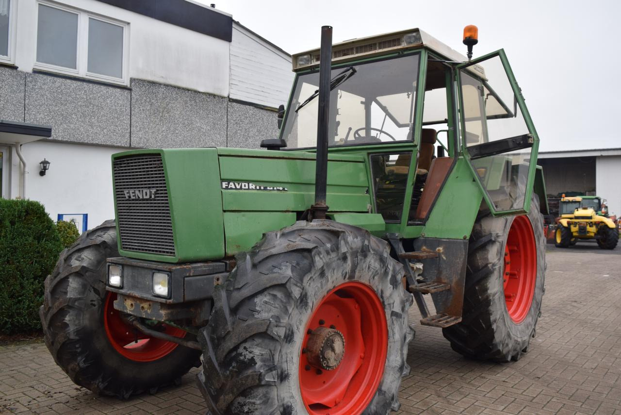 Fendt Favorit 614 LS Turbo - Traktor: 1 kép. Fendt Favorit 614 LS Turbo - Traktor: 1 kép.