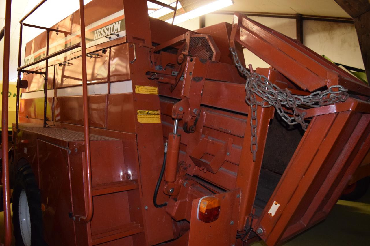 Fiat Hesston 4700 - Kocka bálázó: 4 kép. Fiat Hesston 4700 - Kocka bálázó: 4 kép.