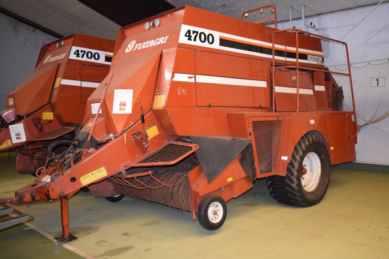Fiat Hesston 4700 - Kocka bálázó: 2 kép. Fiat Hesston 4700 - Kocka bálázó: 2 kép.