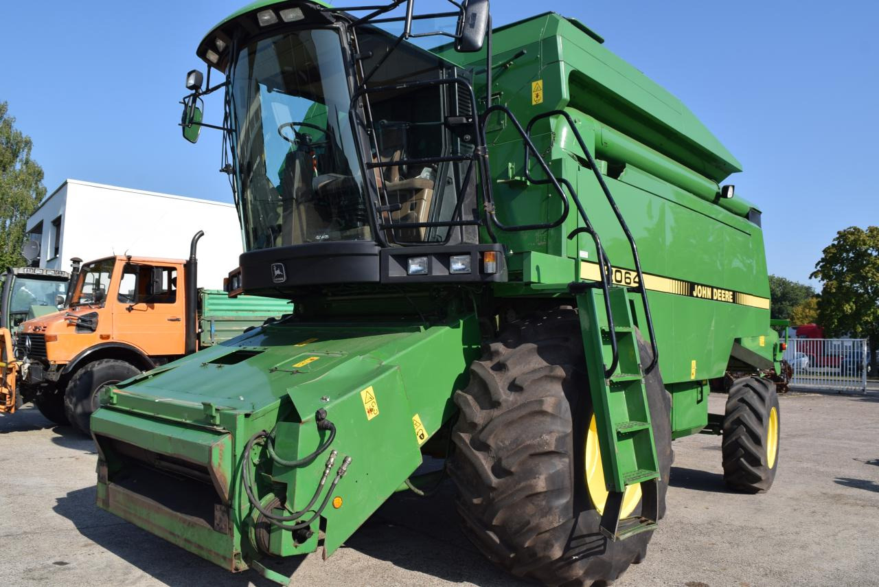 John Deere 2064 - Kombájn: 1 kép. John Deere 2064 - Kombájn: 1 kép.
