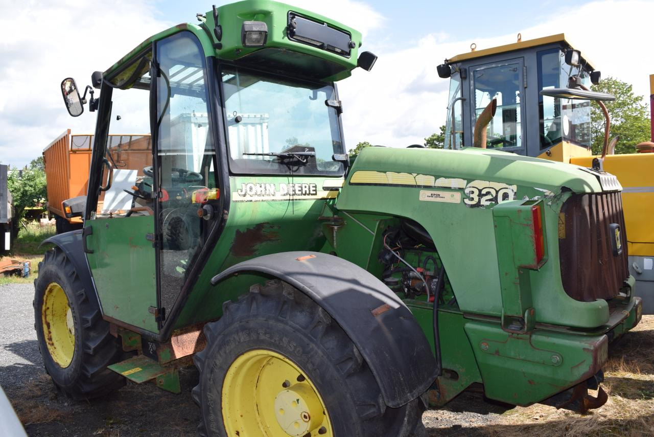 John Deere 3200 - Teleszkópos rakodó: 3 kép. John Deere 3200 - Teleszkópos rakodó: 3 kép.