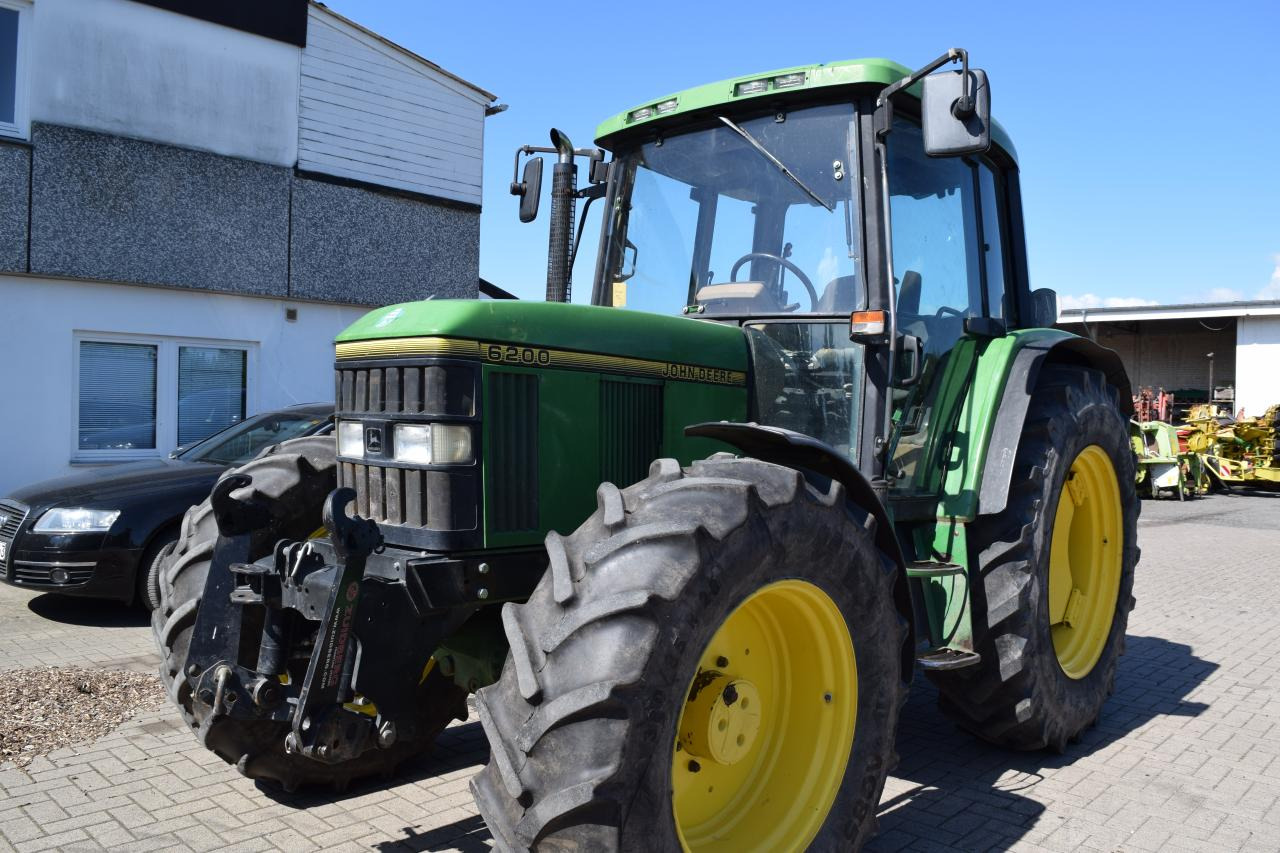 John Deere 6200 - Traktor: 2 kép. John Deere 6200 - Traktor: 2 kép.