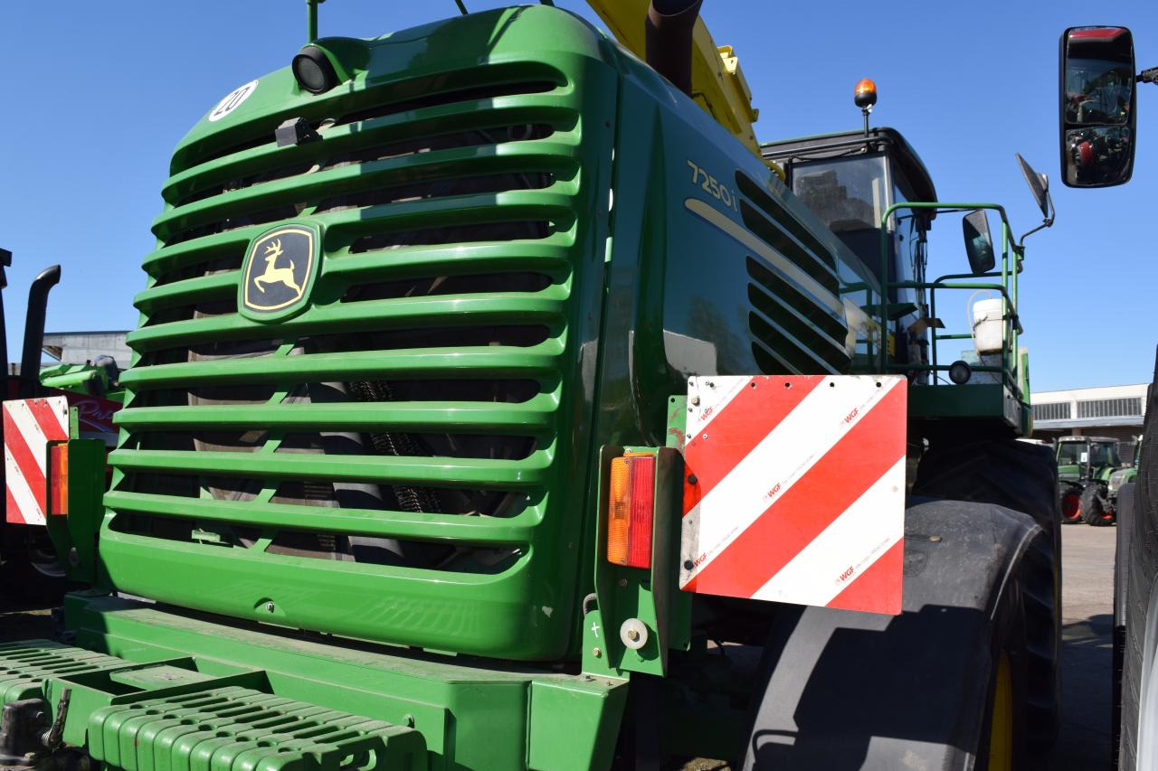 John Deere 7250 i - Önjáró szecskázógép: 5 kép. John Deere 7250 i - Önjáró szecskázógép: 5 kép.