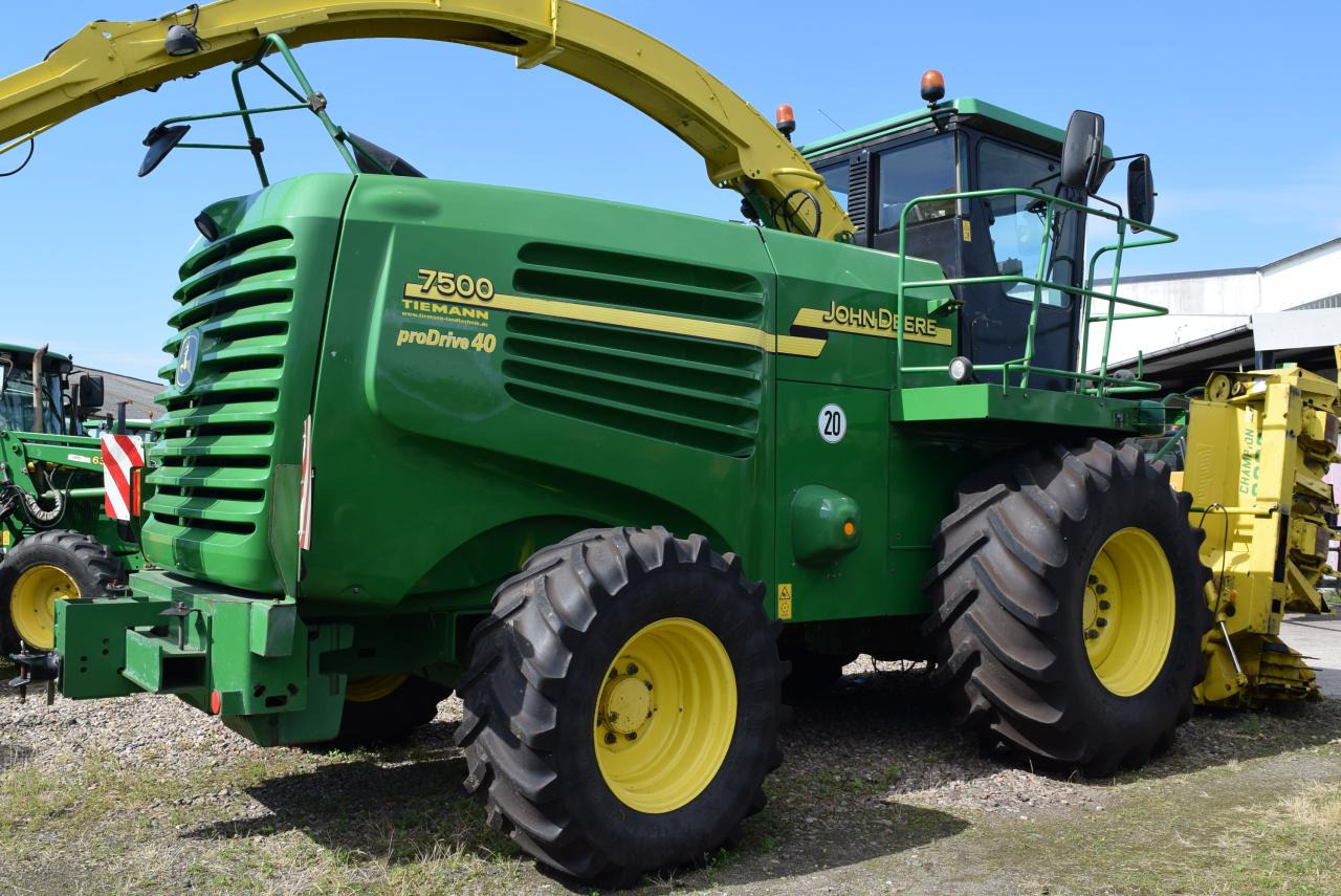 John Deere 7400 - Önjáró szecskázógép: 4 kép. John Deere 7400 - Önjáró szecskázógép: 4 kép.