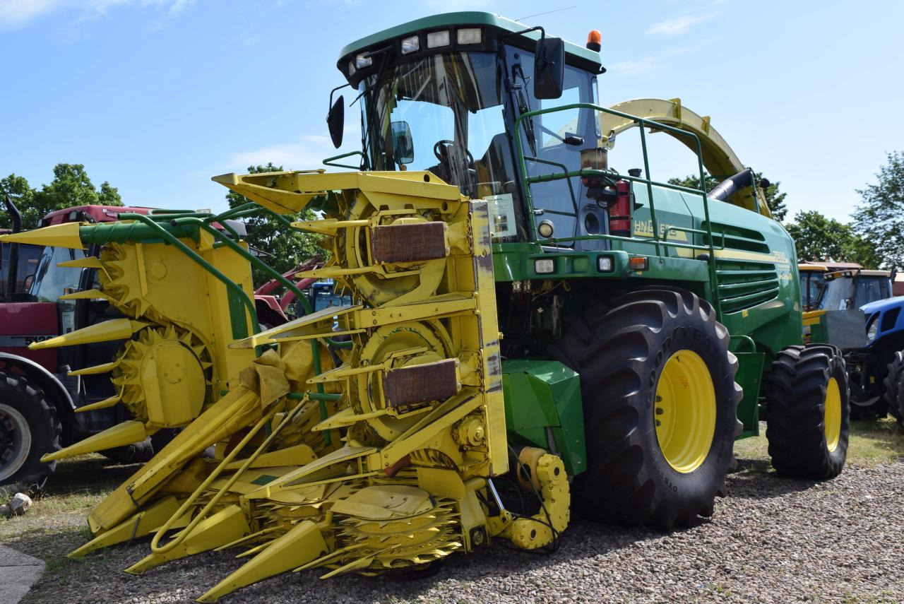 John Deere 7400 - Önjáró szecskázógép: 2 kép. John Deere 7400 - Önjáró szecskázógép: 2 kép.