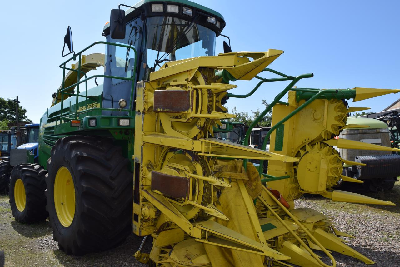 John Deere 7400 - Önjáró szecskázógép: 2 kép. John Deere 7400 - Önjáró szecskázógép: 2 kép.