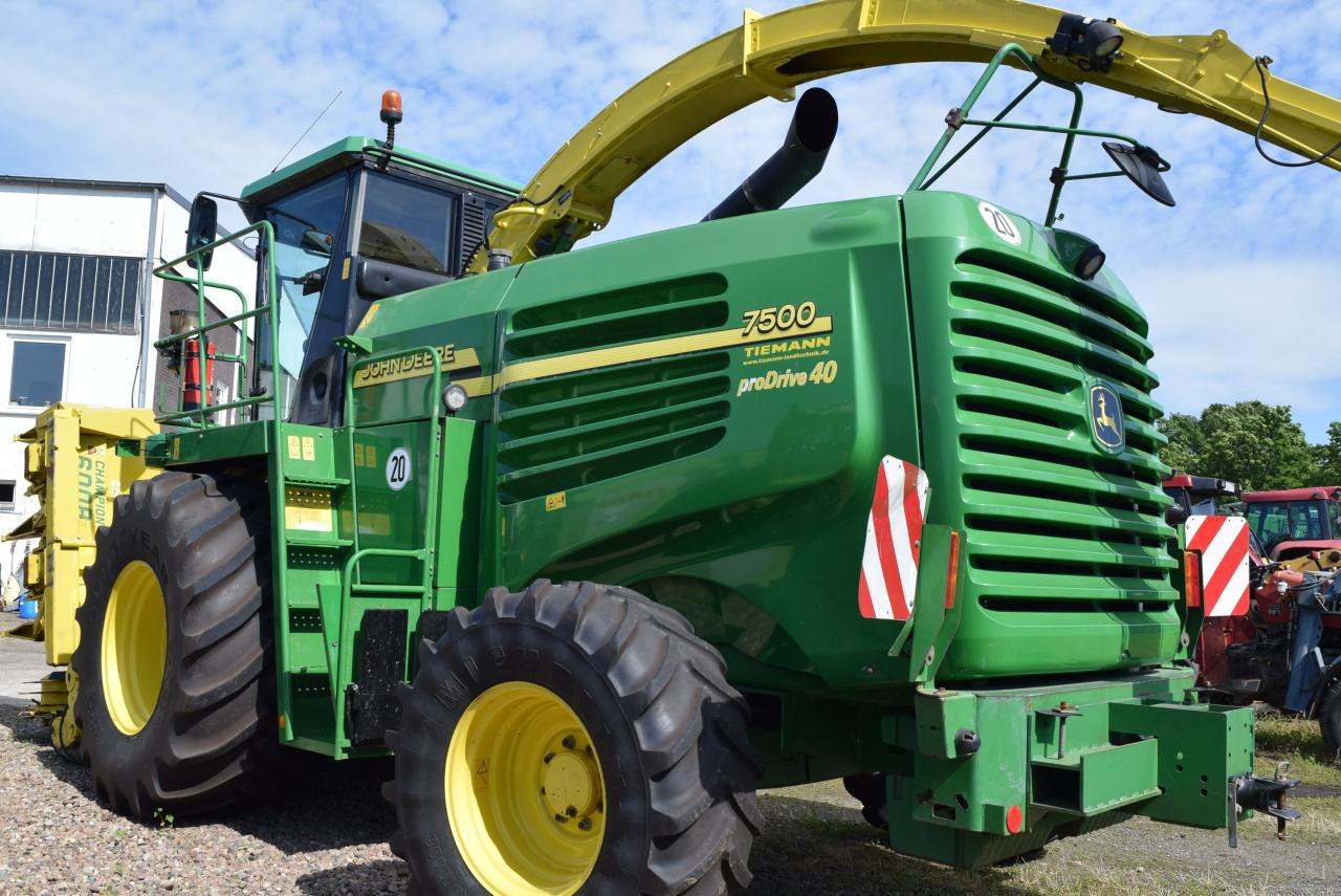 John Deere 7400 - Önjáró szecskázógép: 3 kép. John Deere 7400 - Önjáró szecskázógép: 3 kép.